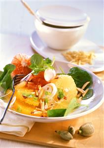 Savoury citrus fruit salad with onions, spinach and almonds