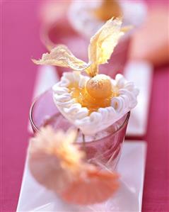 Meringue hearts with cape gooseberries
