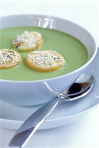 Green asparagus soup with spicy bread chips (2)