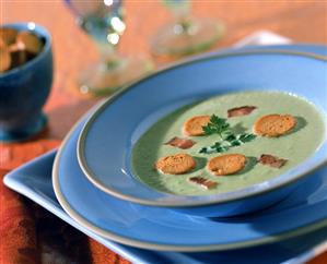 Creamed courgette soup with bread chips and bacon
