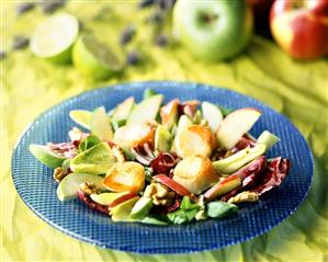 Mesclun salad with fried scallops, nuts and apples