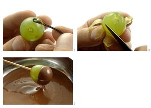Making grape kebab with chocolate icing