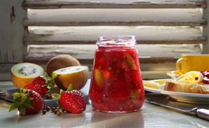 Strawberry jam with pieces of kiwi fruit and green pepper