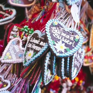 Various gingerbread hearts on a market stall