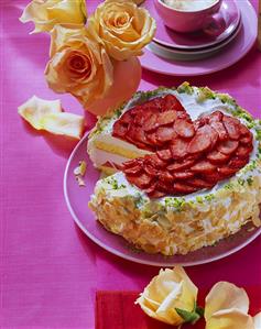 Panna cotta cake with strawberries & almond border; roses (3)