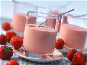 Strawberry yoghurt mousse in glasses