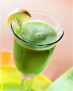 Spinach drink with fennel leaves and wedge of apple