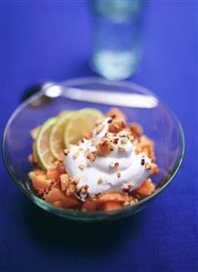 Papaya crumble with cinnamon cream