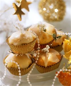 Petit fours with icing and candied flowers (2)