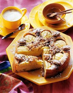 Apple cake with pecan nut crust (1)