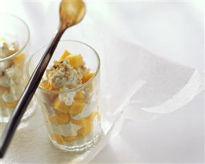 Lemon and mango quark with rolled oats (1)