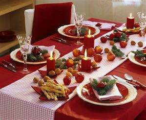 Mesa de Navidad. Christmas table decoration with apples