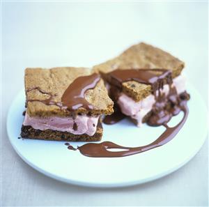 Strawberry ice cream sandwiches with chocolate sauce. Receta disponible TR