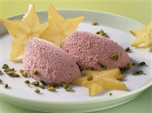 Strawberry mousse with carambola