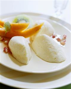 Spoonfuls of yoghurt mousse with fruit