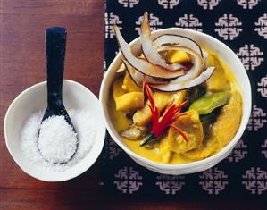 Mango curry with banana, peppers and coconut flakes (1)