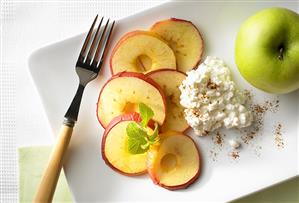 Baked apple slices with cottage cheese