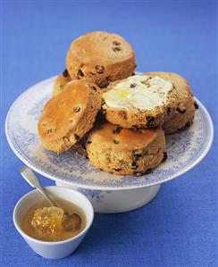 Raisin and orange scones with honey