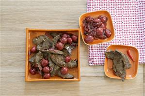 Fried calf's liver with onions and sour cherries
