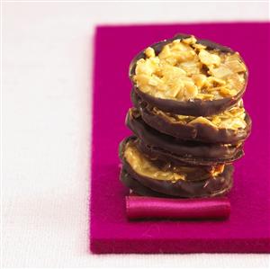 Cocina italiana. Almond cookies with chocolate coating. Florentinos de chocolate. 