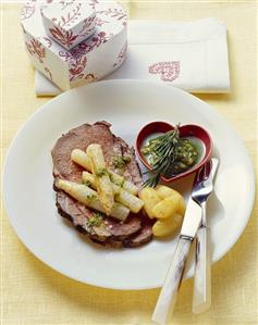Roast beef with asparagus and parsley pesto