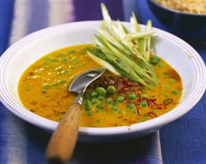 Thai curry with lentils, peas and spring onions