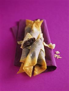 Crispy rolls with chocolate filling