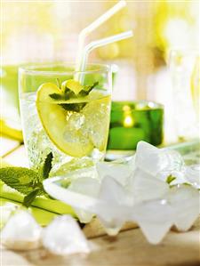Apple drink with mint and ice cubes