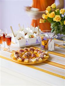 Melon and ham appetisers with salad