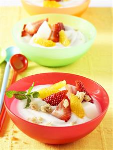 Yoghurt with fresh fruit