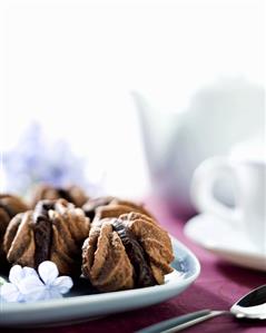 Filled chocolate cookies