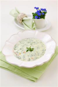 Dill soup with edible flowers and a posy of forget-me-nots