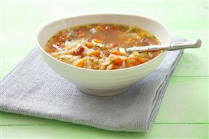 Cabbage soup with tomatoes and pancetta