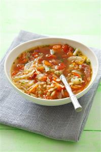 Cabbage soup with tomatoes and pancetta