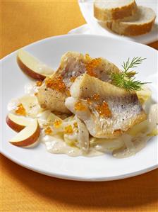 Fried redfish fillets with apples and caviar. Receta disponible TR. Paso a paso disponible