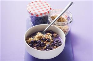 Quick berry muesli