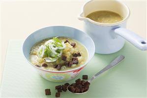 Kohlrabi and lentil soup with pumpernickel croutons