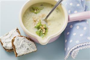 Creamy kohlrabi and apple soup