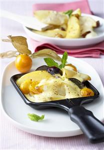 Raclette with cinnamon apples