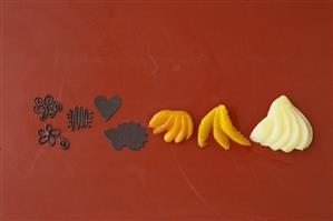 Cake decorations: chocolate motifs and fruit fans