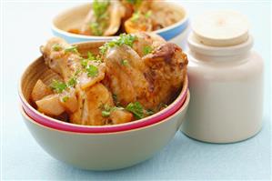 Chicken pieces with apple and parsley