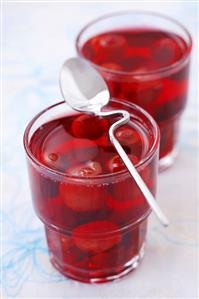 Cherry compote in two glasses. Receta disponible TR