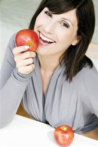 Woman holding an apple in her hand