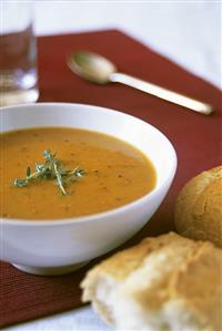 Creamy tomato soup with white bread