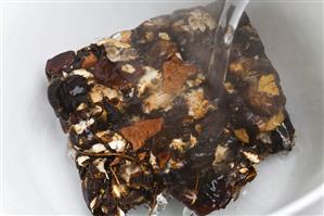 Soaking pressed tamarinds