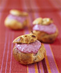 Lionesas con crema de frambuesas. Receta disponible.