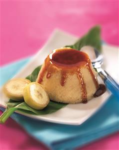 Flan de platanos con salsa de caramelo. Receta disponible. 