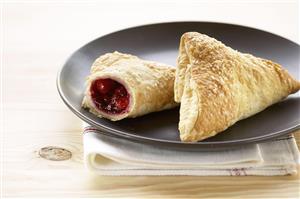 Triangulos de hojaldre rellenos de cerezas. 
Pastry Triangles filled with Cherries
