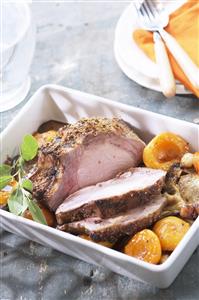 Lomo de cerdo con albaricoques y berenjenas. Receta disponible TR. 
Pork Loin with Apricots and Eggplants.