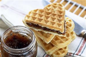 Gofres, con forma de corazon, rellenos de mermelada de higos. Receta disponible.
Stuffed harted Wafels in Fig Marmalade.